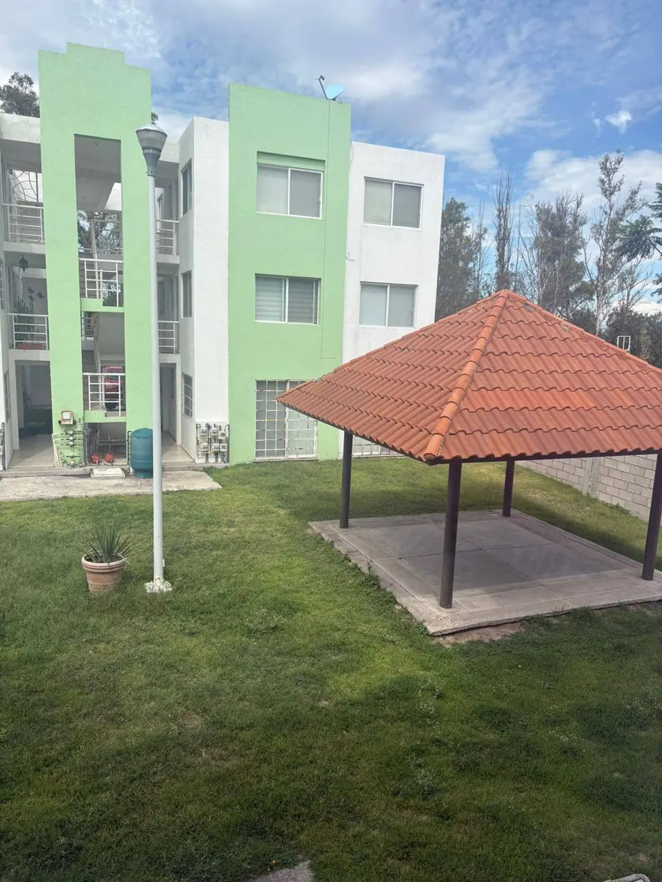 Fachada y palapa del condominio